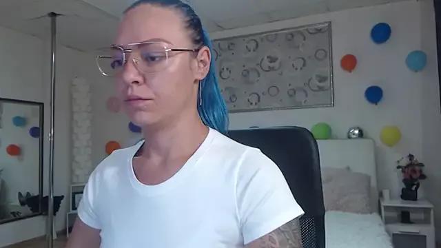 Discover our girls online shows and discover the company of countless livestreamers, with stunning shapes, sex toys and more.