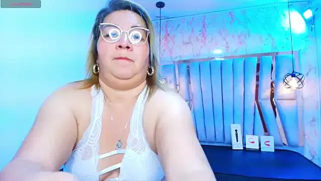 Discover our girls online shows and discover the company of countless livestreamers, with stunning shapes, sex toys and more.