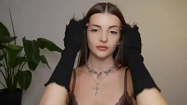 Discover our girls online shows and discover the company of countless livestreamers, with stunning shapes, sex toys and more.
