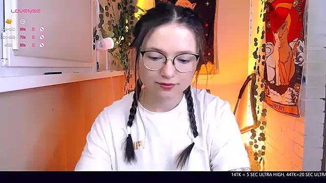 Discover our girls online shows and discover the company of countless livestreamers, with stunning shapes, sex toys and more.