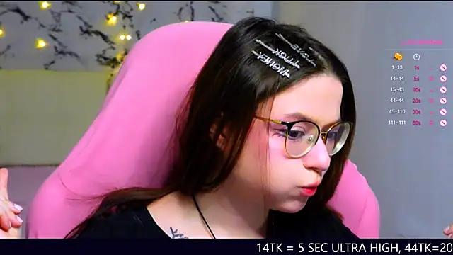 Discover our girls online shows and discover the company of countless livestreamers, with stunning shapes, sex toys and more.