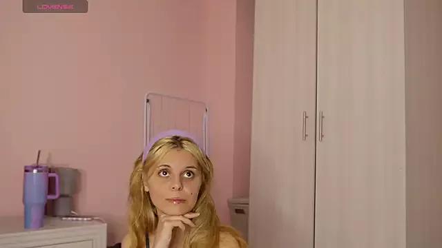 Discover our girls online shows and discover the company of countless livestreamers, with stunning shapes, sex toys and more.