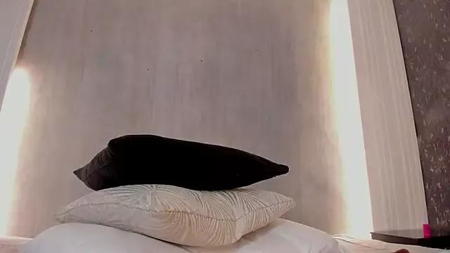 Discover our girls online shows and discover the company of countless livestreamers, with stunning shapes, sex toys and more.