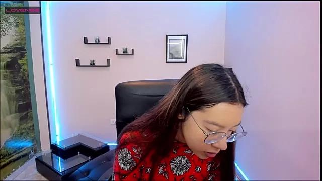 Discover our girls online shows and discover the company of countless livestreamers, with stunning shapes, sex toys and more.
