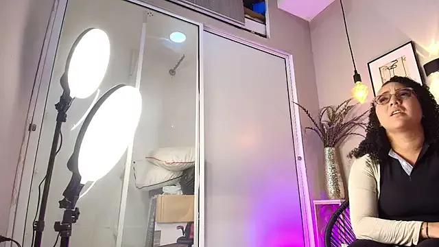 Discover our girls online shows and discover the company of countless livestreamers, with stunning shapes, sex toys and more.