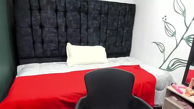 Discover our girls online shows and discover the company of countless livestreamers, with stunning shapes, sex toys and more.