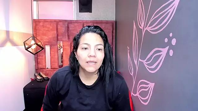 Discover our girls online shows and discover the company of countless livestreamers, with stunning shapes, sex toys and more.