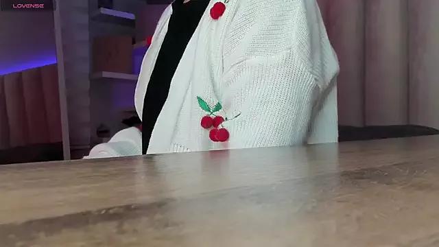Discover our girls online shows and discover the company of countless livestreamers, with stunning shapes, sex toys and more.