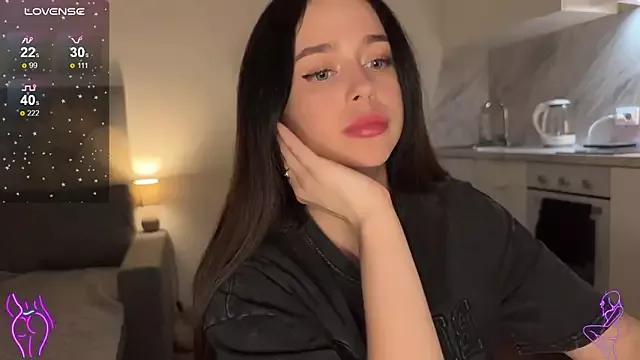 Discover our girls online shows and discover the company of countless livestreamers, with stunning shapes, sex toys and more.