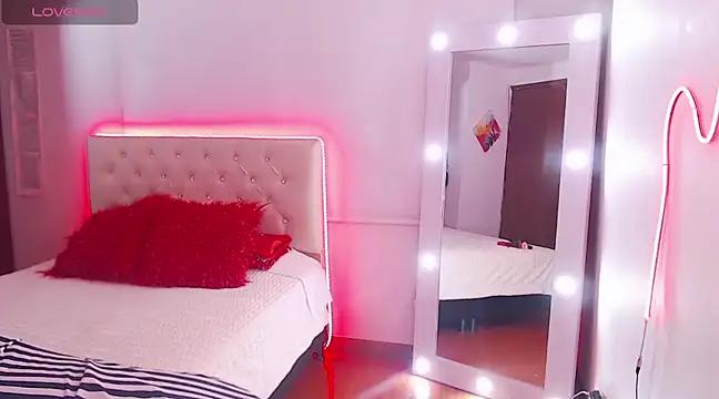 Discover our girls online shows and discover the company of countless livestreamers, with stunning shapes, sex toys and more.