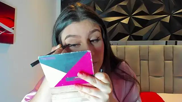 Discover our girls online shows and discover the company of countless livestreamers, with stunning shapes, sex toys and more.