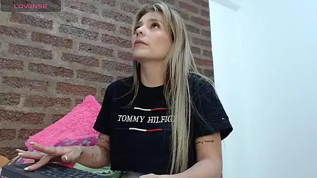 Discover our girls online shows and discover the company of countless livestreamers, with stunning shapes, sex toys and more.