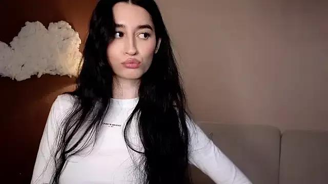 Discover our girls online shows and discover the company of countless livestreamers, with stunning shapes, sex toys and more.