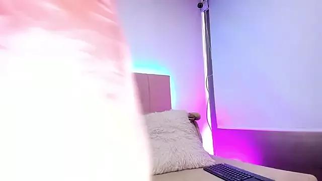 Discover our girls online shows and discover the company of countless livestreamers, with stunning shapes, sex toys and more.