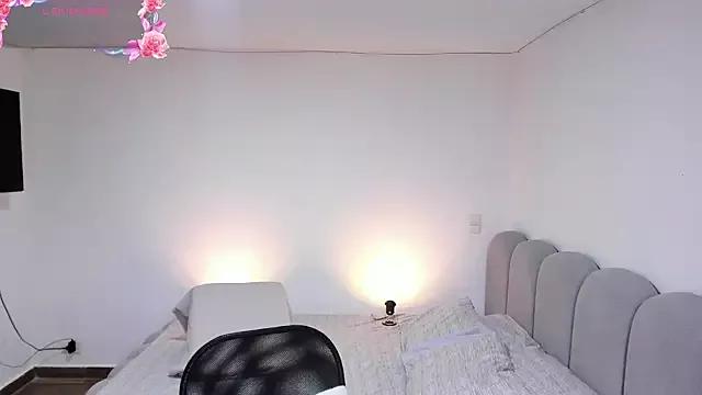 Discover our girls online shows and discover the company of countless livestreamers, with stunning shapes, sex toys and more.
