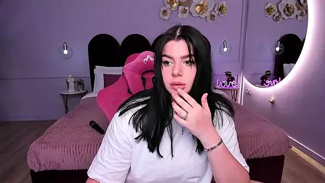 Discover our girls online shows and discover the company of countless livestreamers, with stunning shapes, sex toys and more.