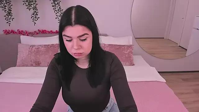 Discover our girls online shows and discover the company of countless livestreamers, with stunning shapes, sex toys and more.