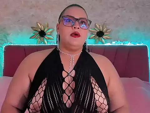 Discover our girls online shows and discover the company of countless livestreamers, with stunning shapes, sex toys and more.