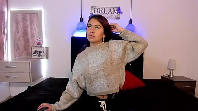 Discover our girls online shows and discover the company of countless livestreamers, with stunning shapes, sex toys and more.