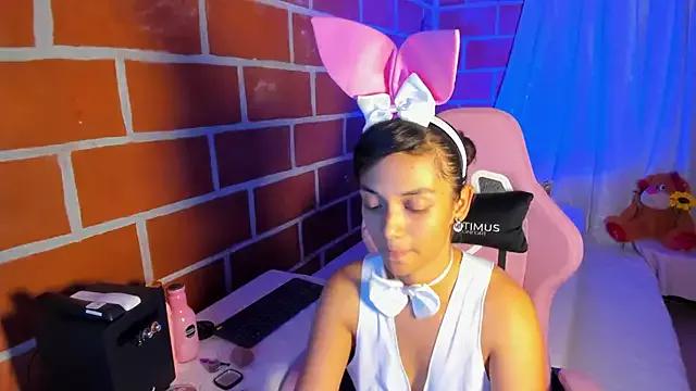 Discover our girls online shows and discover the company of countless livestreamers, with stunning shapes, sex toys and more.