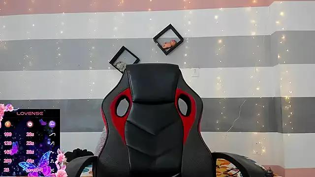 Discover our girls online shows and discover the company of countless livestreamers, with stunning shapes, sex toys and more.