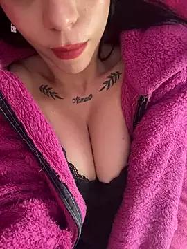 Discover our girls online shows and discover the company of countless livestreamers, with stunning shapes, sex toys and more.