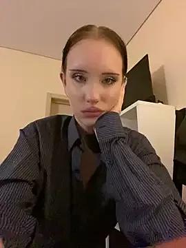 Discover our girls online shows and discover the company of countless livestreamers, with stunning shapes, sex toys and more.