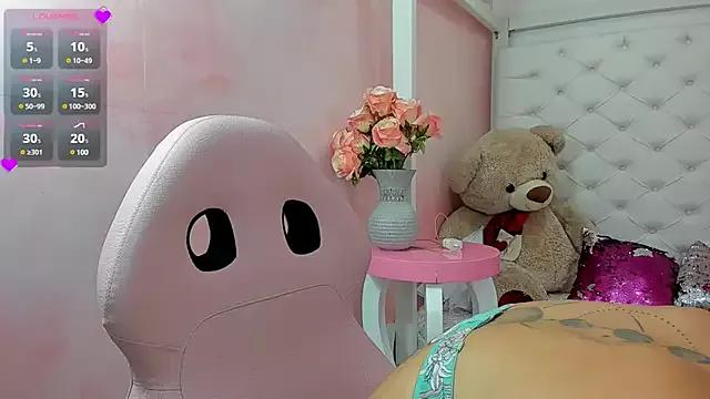 Discover our girls online shows and discover the company of countless livestreamers, with stunning shapes, sex toys and more.