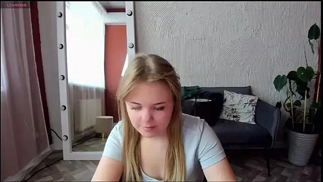 Discover our girls online shows and discover the company of countless livestreamers, with stunning shapes, sex toys and more.