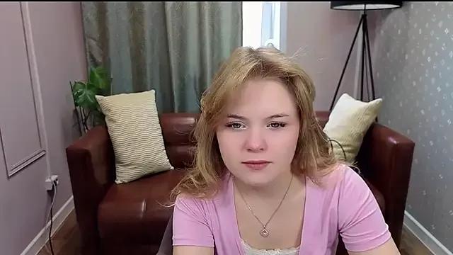 Discover our girls online shows and discover the company of countless livestreamers, with stunning shapes, sex toys and more.