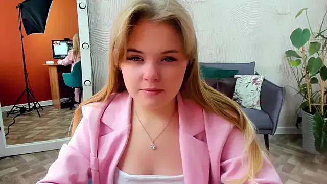 Discover our girls online shows and discover the company of countless livestreamers, with stunning shapes, sex toys and more.