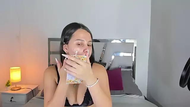 Discover our girls online shows and discover the company of countless livestreamers, with stunning shapes, sex toys and more.