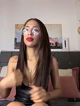 Discover our girls online shows and discover the company of countless livestreamers, with stunning shapes, sex toys and more.