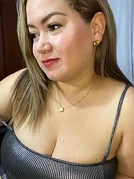 Discover our girls online shows and discover the company of countless livestreamers, with stunning shapes, sex toys and more.