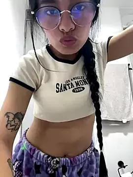 Discover our girls online shows and discover the company of countless livestreamers, with stunning shapes, sex toys and more.
