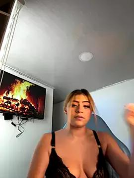 Discover our girls online shows and discover the company of countless livestreamers, with stunning shapes, sex toys and more.