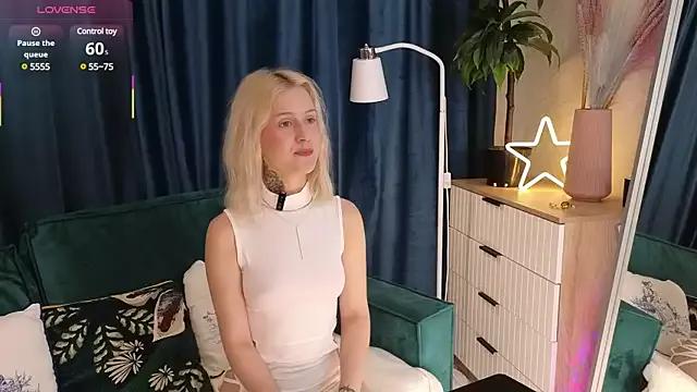 Discover our girls online shows and discover the company of countless livestreamers, with stunning shapes, sex toys and more.