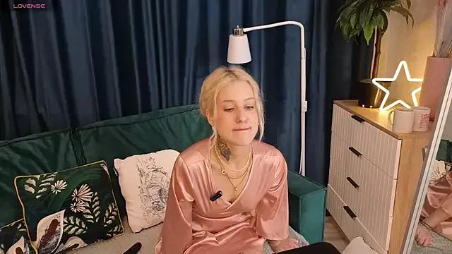 Discover our girls online shows and discover the company of countless livestreamers, with stunning shapes, sex toys and more.