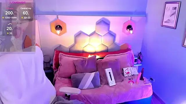Discover our girls online shows and discover the company of countless livestreamers, with stunning shapes, sex toys and more.