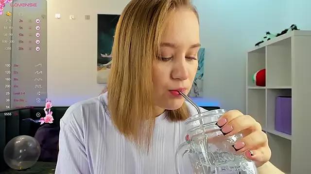 Discover our girls online shows and discover the company of countless livestreamers, with stunning shapes, sex toys and more.