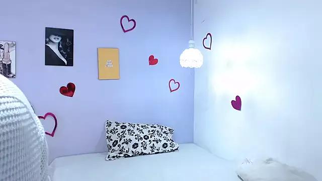 Discover our girls online shows and discover the company of countless livestreamers, with stunning shapes, sex toys and more.