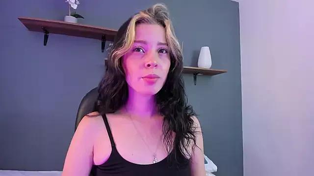 Discover our girls online shows and discover the company of countless livestreamers, with stunning shapes, sex toys and more.