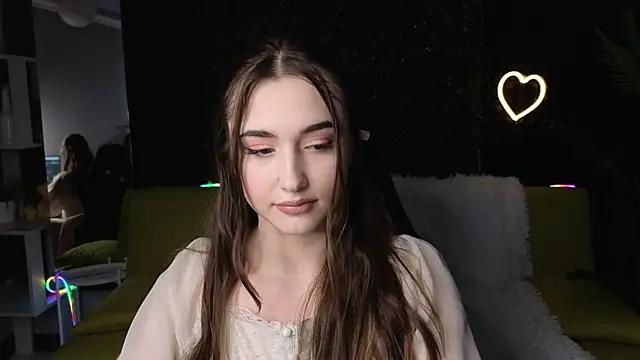 Discover our girls online shows and discover the company of countless livestreamers, with stunning shapes, sex toys and more.
