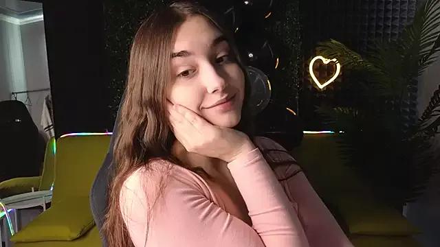 Discover our girls online shows and discover the company of countless livestreamers, with stunning shapes, sex toys and more.