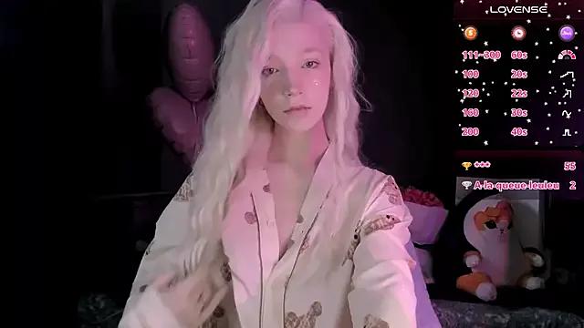 Discover our girls online shows and discover the company of countless livestreamers, with stunning shapes, sex toys and more.