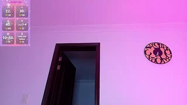 Discover our girls online shows and discover the company of countless livestreamers, with stunning shapes, sex toys and more.