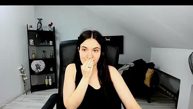 Discover our girls online shows and discover the company of countless livestreamers, with stunning shapes, sex toys and more.