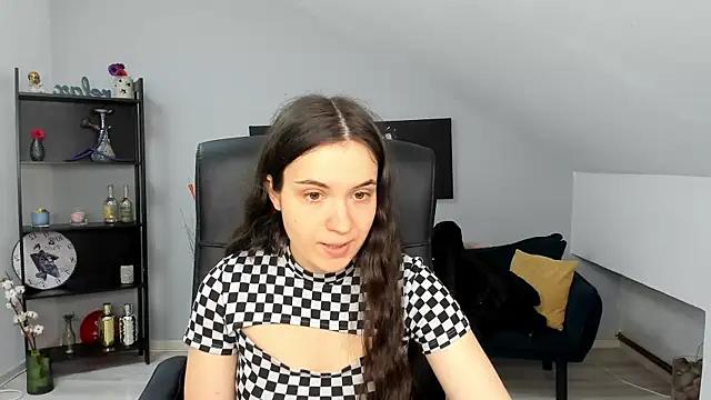 Discover our girls online shows and discover the company of countless livestreamers, with stunning shapes, sex toys and more.