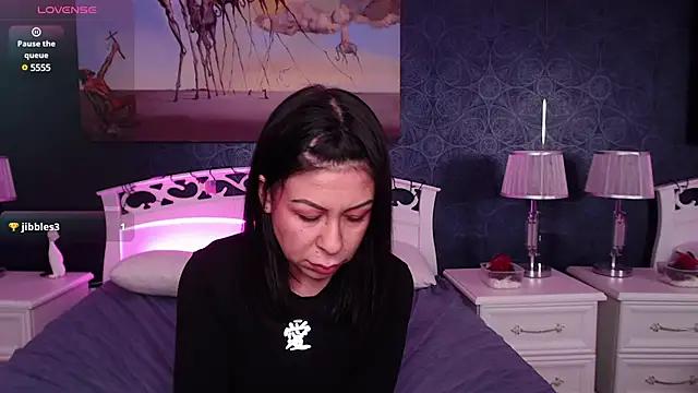 Discover our girls online shows and discover the company of countless livestreamers, with stunning shapes, sex toys and more.