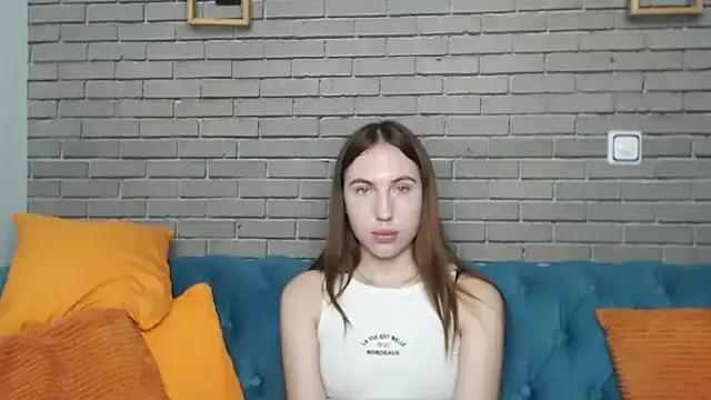 Discover our girls online shows and discover the company of countless livestreamers, with stunning shapes, sex toys and more.